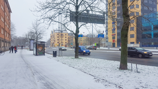 Nu har snön börjat trilla in över Örebro och länet. SMHI har inte gått ut med någon varning i Örebro län, Trafikverket har inte rapporterat om några olyckor kopplat till vädret, men under förmiddagen har vi haft två olyckor.