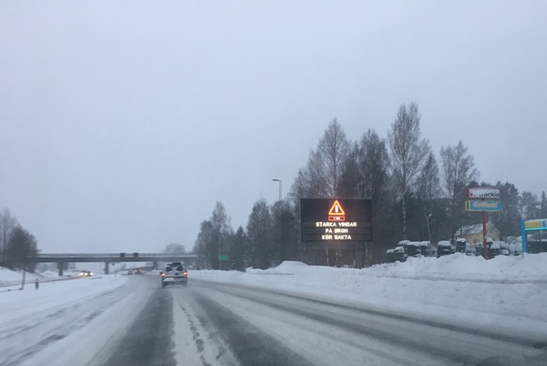 Trafikverket varnar om starka vindar på Sundsvallsbron. SMHI uppger 8 m/s.