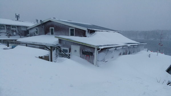 Restaurang Almagränd på Ulvön försvinner i snön. Foto: Ulvö Handelsbod