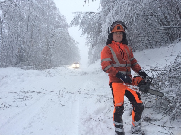 Emanuel Stenmark jobbar med att röja bort grenar från väg 568 som går mellan Nolby och Matfors, söder om Sundsvall.