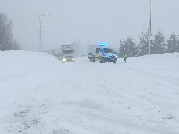 Lastbilarna har sedan tiotiden havererat på E4 i Torsboda.