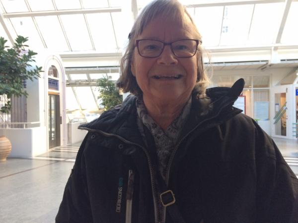 Elisabeth Esbjörner har jobbat som barnläkare på USÖ i 44 år, idag är pensionär. "Jag tror det viktigaste är att få till en bra primärvård, så att alla människor har en egen läkare att vända sig till".  Att jobba inom vården är en fantastisk arbetslivserfarenhet, säger Elisabeth.