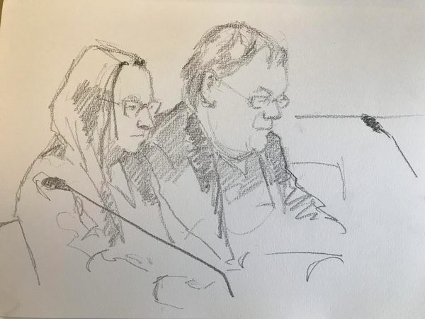 Tecknare Annette Lundberg är på plats i Södertälje tingsrätt. Här ses åklagare Christer B Jarlås avbildad tillsammans med polisinspektören som lett utredningen.