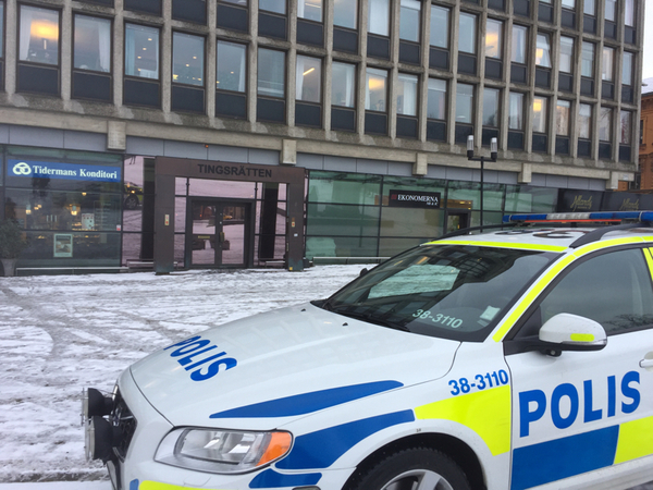 Polisen har extra bevakning vid tingsrätten på grund av dagens vargrättegång.