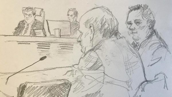Den åtalade mannen i tingssalen tillsammans med sin försvarare Wodek Kleinwichs. Teckning: Annette Lundberg