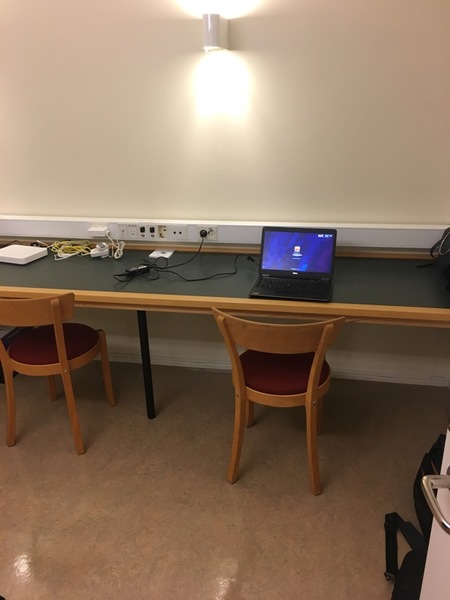 Svt har fått ett eget kontor på tingsrätten och nu håller jag på att installera mig. Här kommer jag sitta före och efter förhandlingarna och även under pauserna men under förhandlingen är jag inne i en av rättssalarna.