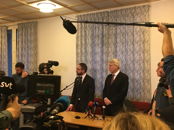Åklagarna Hans Ihrman och Hans-Jörgen Hanström håller presskonferens.
