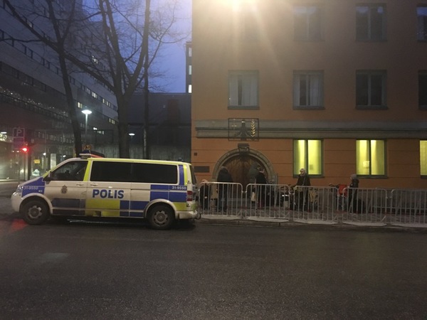 Än så länge lugnt utanför tingsrätten. Men kravallstaketet är långt. Enligt vår fotografer som varit här sedan klockan fem i morse har ett cirka 20-tal poliser och annan personal gått in redan.