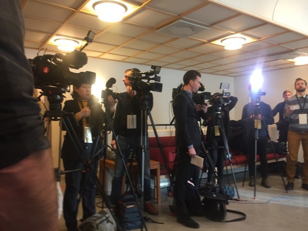 Ett samlat pressuppbåd väntar på presskonferensen.