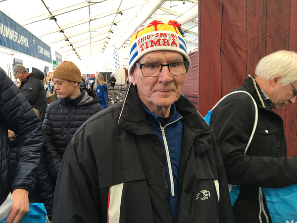 Harry Spets från Timrå har hämtat nummerlappen till kortvasan. Han har varit med förr. Debut med Vasaloppet redan 1966.