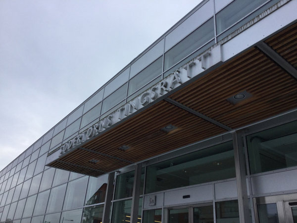 På grund av säkerhetsskäl hålls rättegången i säkerhetssalen i Södertörns tingsrätt. Den avslutas 16.30 idag och räknas pågå i tre dagar. SVT är på plats fram till lunch.