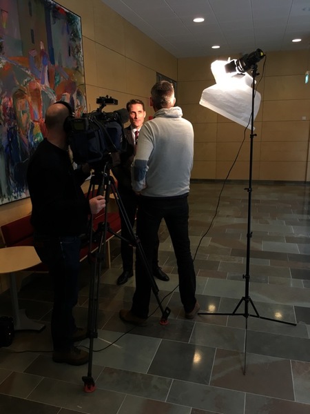 I pausen passar vår reporter Fredrik Ahl på att intervjua försvarsadvokat Henrik Lindblom