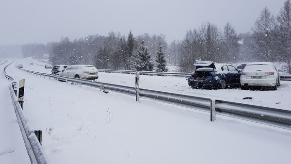 Bild från tidigare i förmiddags då en masskrock orsakade totalstopp på E4 i höjd med Järna. Det råder fortfarande trafikstörningar på platsen, då flera trafikanter tvingades överge sina bilar på motorvägen.