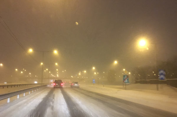 Snöyra i Stockholm orsakar problem i trafiken. Kraftiga snöbyar ledet till snödrev - och olyckor. Boende i området uppmanas lämna bilen hemma.