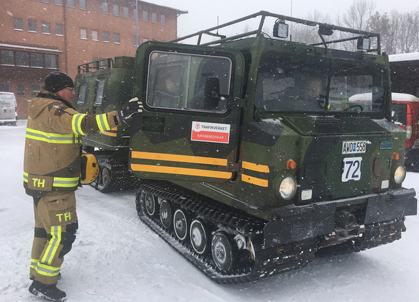 Trafikverket har skickat flera bandvagnar till Stockholm för att bistå personer som fastnat i snön.