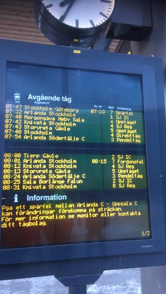 Informationstavla från Uppsala central, klockan 07.35. Flera tåg påverkas. Foto: Johannes Kardell/SVT.