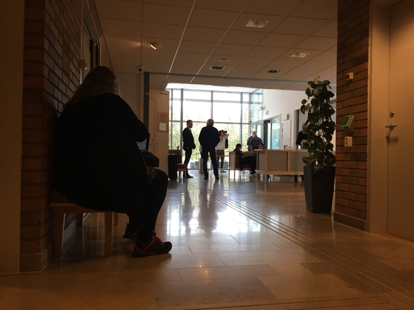 De inblandade börjar anlända till Nyköpings tingsrätt inför dagens förhandlingar. Precis som tidigare bevakar polis utanför och alla måste passera en säkerhetskontroll för att komma in. 9:30 börjar det.