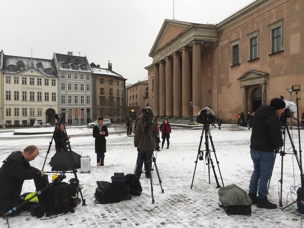 Journalister utanför tingsrätten. Foto: Bernard Mikulic
