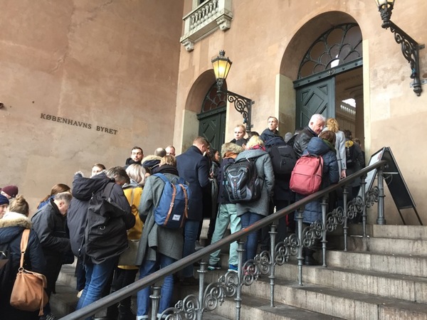 Många journalister från 15 länder väntar på att få komma in i åhörarsalen i Köpenhamns byret