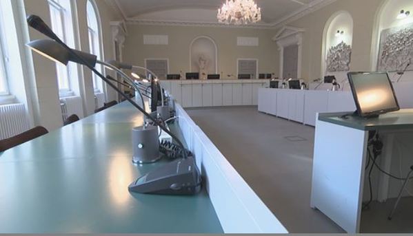 I dag är det totalt förbud på att fotografera eller filma inne i rättssalen där rättegången pågår, men den här bilden är tagen där vid ett tidigare tillfälle. Madsen sitter till vänster vid fönstren, på höger sida står åklagaren. Vittnesbordet är i mitten och rättens ledamöter rakt fram. 
Foto: DR