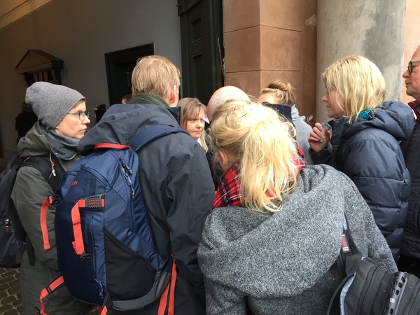 Utanför Köpenhamns byret köar nu på morgonen många som vill ha en av åhörarplatserna på rättegången.