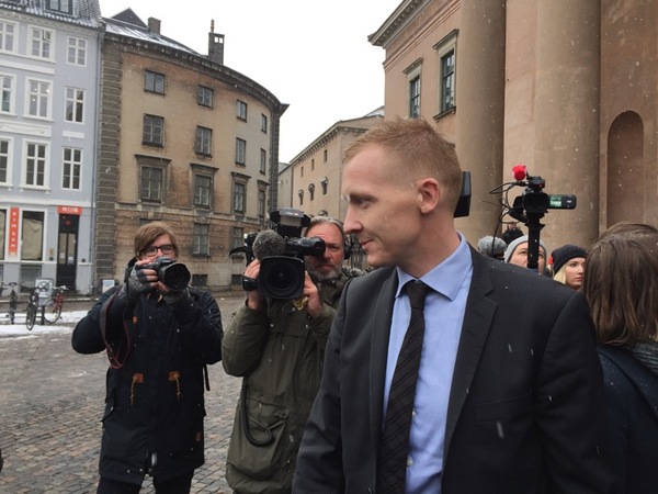 Åklagaren anlänt och säger att han ser fram emot att rättegången kommer igång.
Mer vill han inte säga innan rättegången startar