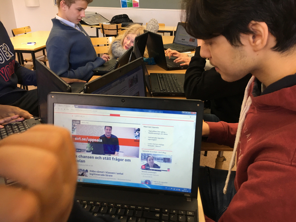 Yusef, till höger i bild skickar in sin fråga, i bakgrunden synd Vilmer som också vill passa på att få svar från politikerna.