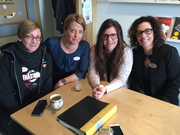 Här är det inga problem med keps i skolan, berättar de pedagoger vi pratar med här. På bilden, från vänster, syns Cecilia Selg-Hugoh, Karolina Fagéus Bergh, Anette Hagberg och Sara Skagerström (rektor).
- Var i läroplanen står det att du inte får ha keps på dig? Då kan ju inte vi ha det. Ordning och reda sitter inte i kepsen, säger Cecilia Selgh-Hugoh (t v på bilden) som är pedagog på fritids.
- Att det skulle vara ohyfs är nåt gammalt synsätt som ligger kvar. Men det är ju många traditioner som vi har tagit bort. Vi bockar och niger inte längre, säger hon.