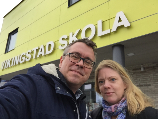 Nu är vi på plats i Vikingstad och ska precis gå in på skolan för att höra vad lärare här tycker om kepsar i klassrummet.