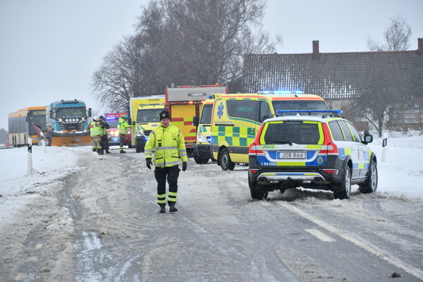 SKÅNE: Två bilar har krockat på väg 108 vid Haglösa, norr om Trelleborg. Vägen är helt avstängd under räddningsarbetet. Trafiken leds under tiden av mot Gylle. Enligt SVT Nyheter Skånes fotograf på platsen råder mycket besvärligt väglag på olycksplatsen. Tre personer har skadats, och enligt räddningstjänsten är det mycket snö och spårigt. Snöröjning har beställts. Foto: Mikael Nilsson