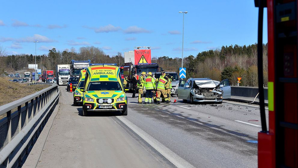NORRKÖPING E4: En olycka med fyra fordon inblandade har inträffat på E4:an i närheten av avfart 117. Foto: Niklas Luks
