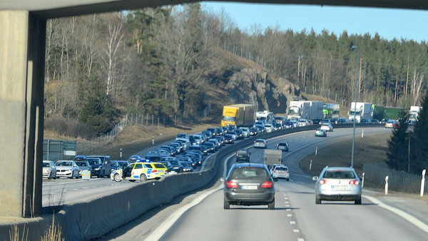 NORRKÖPING E4: JUST NU: Bilden visar de långa köerna som bildats till följd av masskrocken söder om Norsholm i södergående riktning på E4. Foto: Niklas Luks.