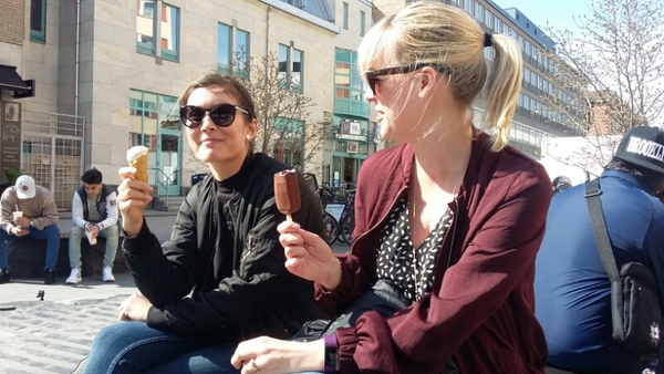 Hanna Brink-Lilja och Mia Android njuter i solen vid Dragarbrunns torg: "Lite blåsigt men fantastiskt"