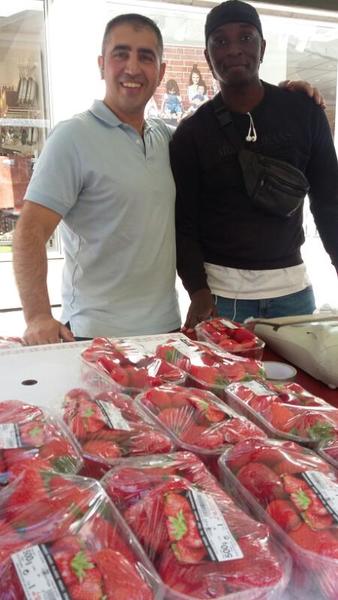 - Det är första dagen vi står här och säljer jordgubbar. Ett vårtecken, säger Emin Tursak och Mohammed Terab.