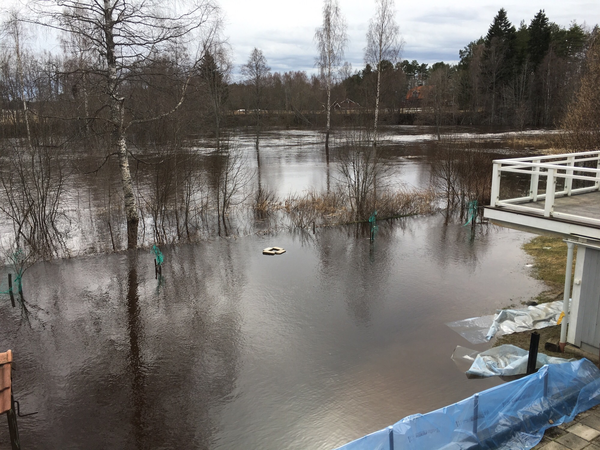 Så här ser det ut utanför Marina Iakovlievas hem i Högbo, Sandviken. FOTO: Privat