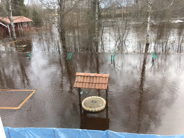 - Vi försöker förstärka, men snart kommer vattnet in i huset, skriver Marina Lakovlieva i ett mejl till SVT. FOTO: Privat
