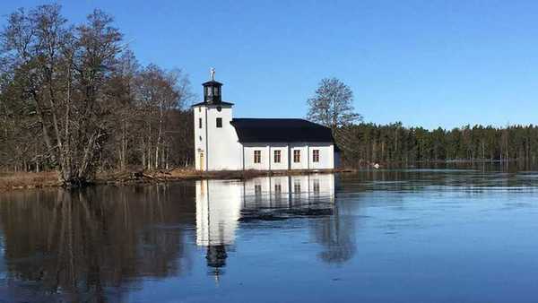Oslättfors kyrka ligger farligt nära vattengränsen. Foto: Anita Persson