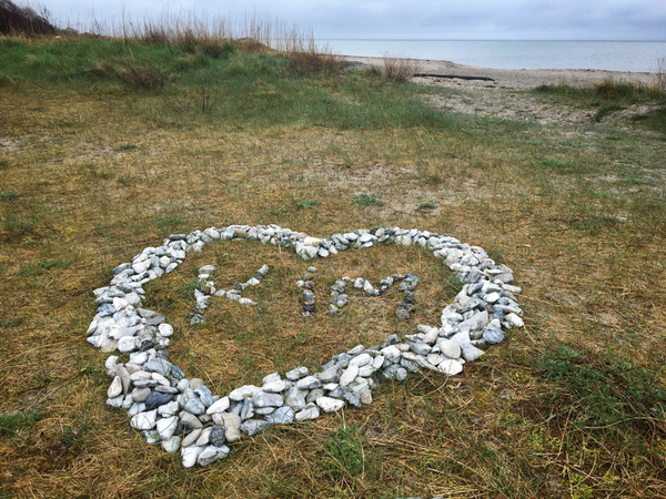 Den här minnesplatsen finns på stranden i Gislövs läge, byn i södra Skåne där Kim Wall växte upp.
Hennes föräldrar bor bara hundra meter härifrån. De har avböjt att kommentera domen. Men har inget emot att vi tar bilder här vid minnesplatsen.
Kim Walls familj och kollegor har beskrivit henne som en nyfiken och hårt arbetande journalist med ett öga för de lite udda historierna och en förmåga att skildra stora skeenden genom människor långt från makten.
