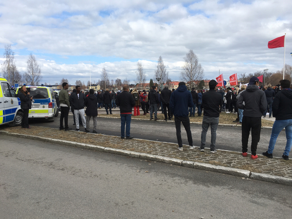 Många människor samlade en bit bort från NMR på Kvarnängen. Polis spärrar av så ingen kan ta sig igenom.