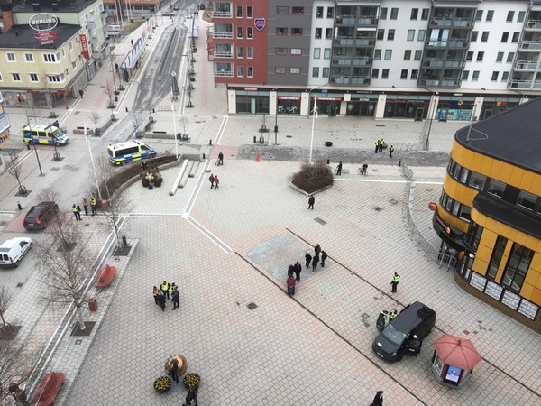 Översikt av Medborgarplatsen från Hotell Bodensia. Här väntas mycket aktivitet under dagen.