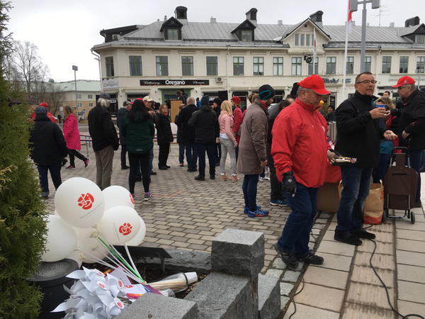 Folk samlas på Centrumtorget i Boden.