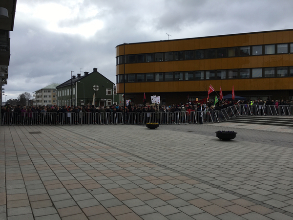 Hundratals antirasister bakom polisspärrarna. Antirasistiska tal. Strax passerar NMR:s tåg.