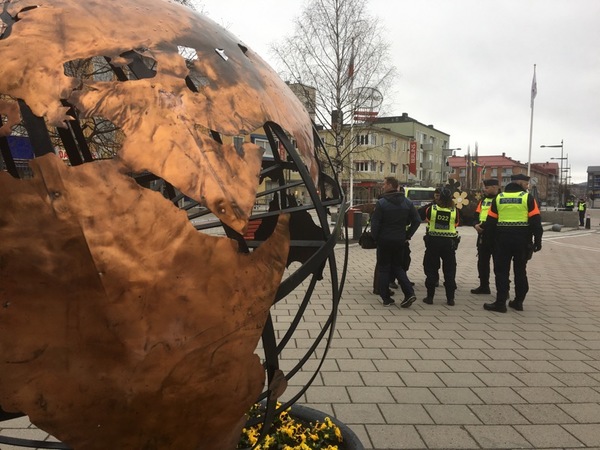 Polisen förbereder inför demonstrationerna och manifestationerna. Många Bodensare går fram och pratar med dem.