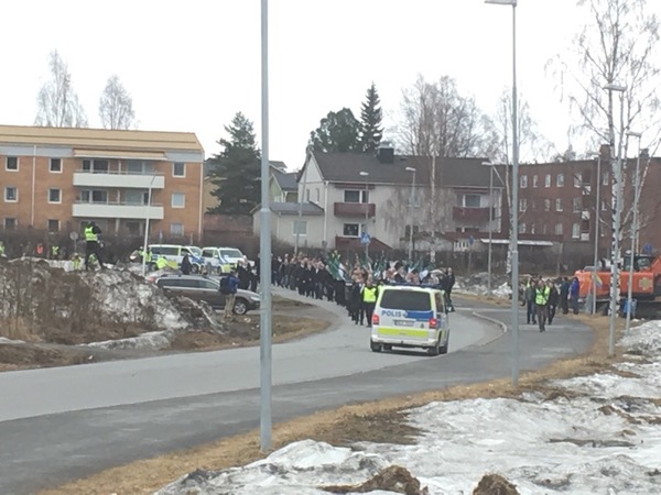 De passerar 2:a polisbussen nu