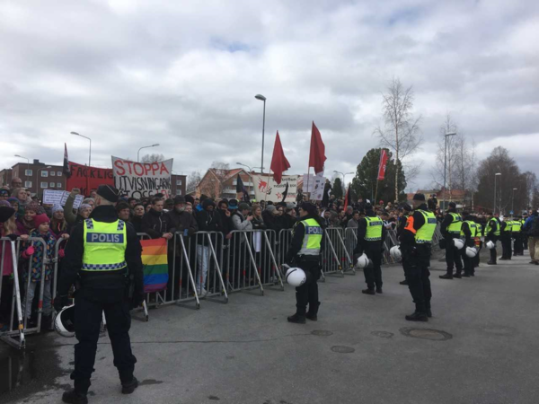 Många motdemonstranter har samlats runt Kvarnängen där NMR håller sina tal.