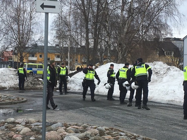 Polisen bygger upp murar av sig själva som ser ut så här för att stå mellan NMR och motdemonstranter