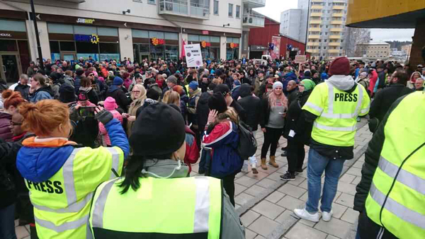 Mycket människor på Medborgarplatsen dä Boden mot rasism manifesterar.