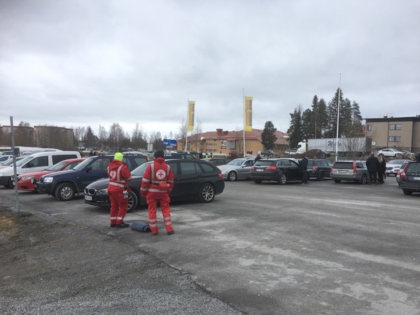 Även Röda Korset är på plats på Dollar stores parkering. Kommer en hel del kunder för att handla trots det som väntas hända utanför om en stund.