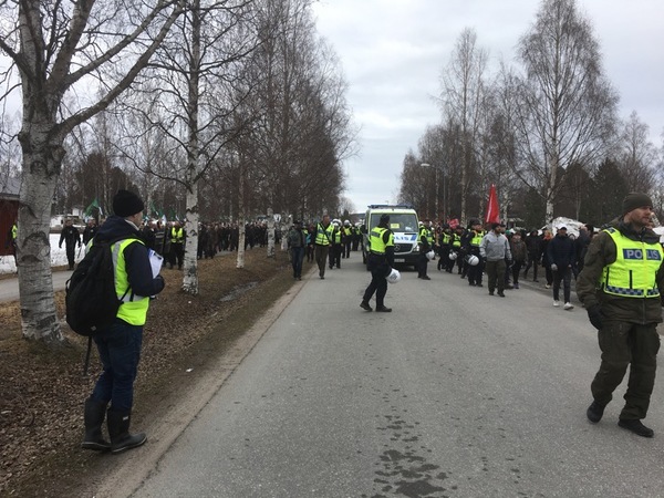 Motdemonstranter till höger och NMR till vänster