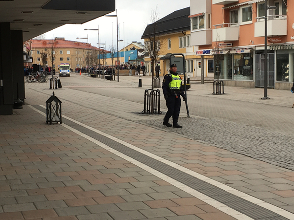 Även en bit upp längs Kungsgatan vid Coop där NMR ska passera står människor samlade på båda sidor om gatan.